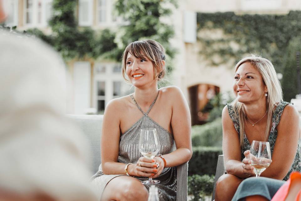 Complicité entre invitées
