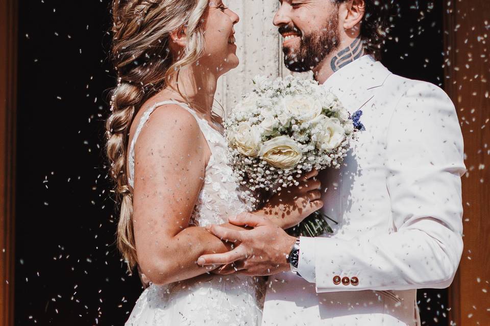 Les mariés sous une pluie de c