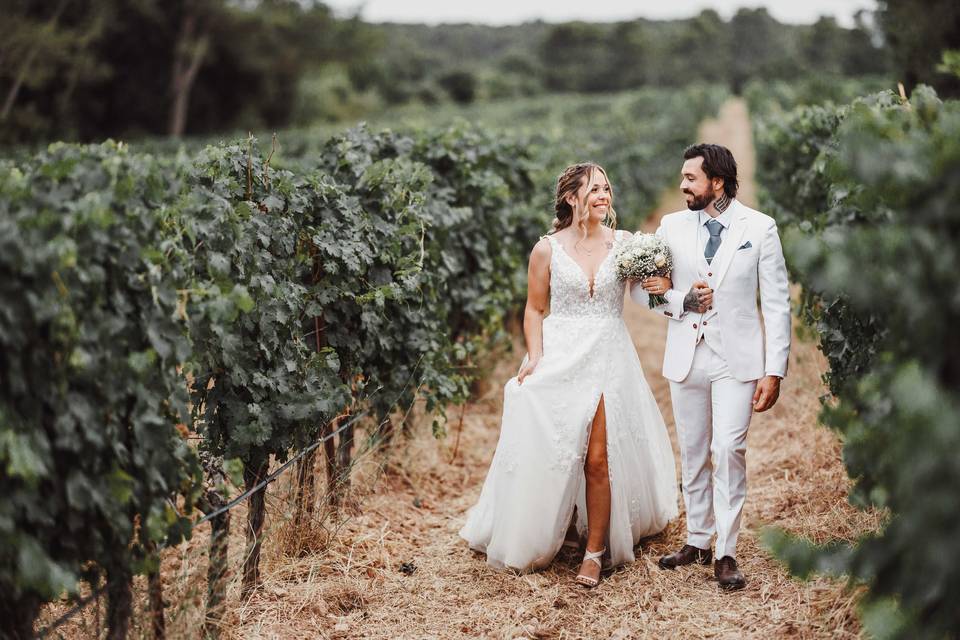 Les mariés au cœur des vignes