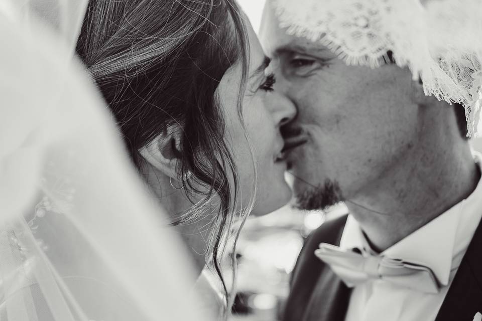 Un baiser sous le voile