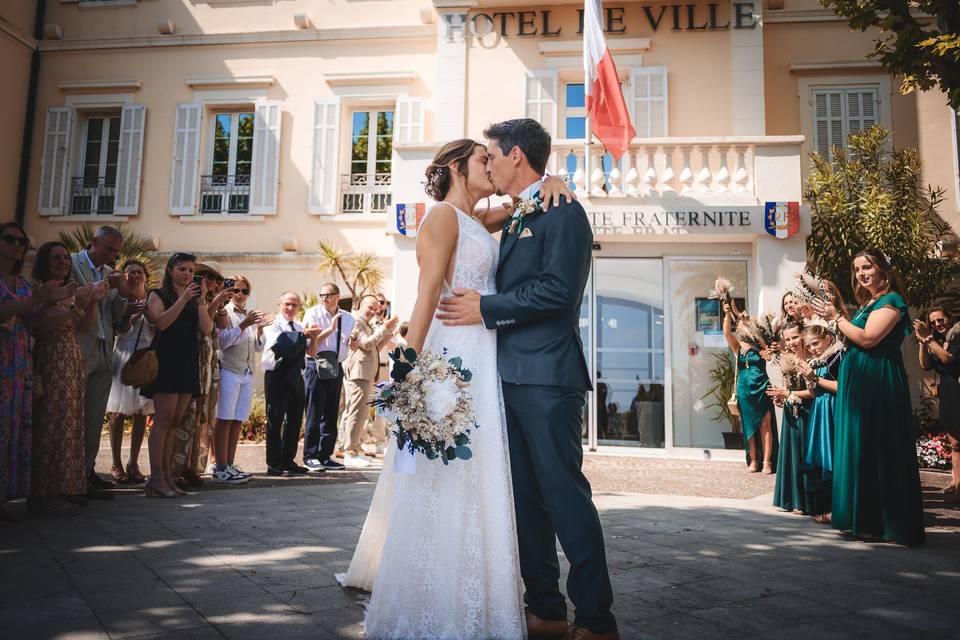 Le baiser à la sortie de la ma