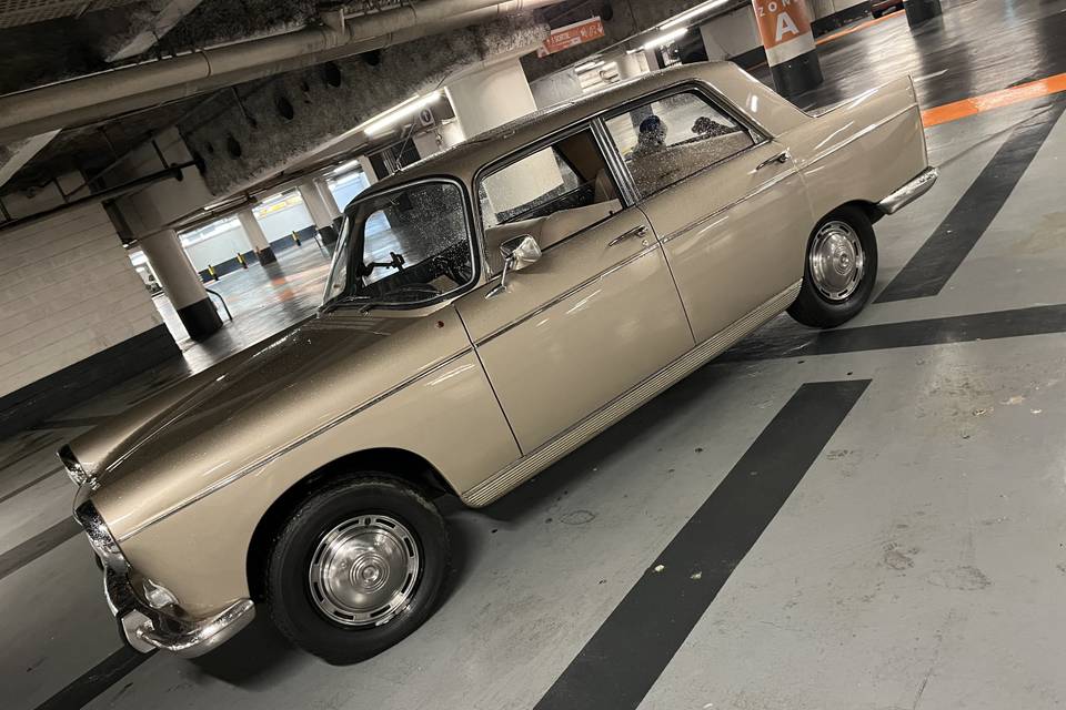Peugeot 404 beige
