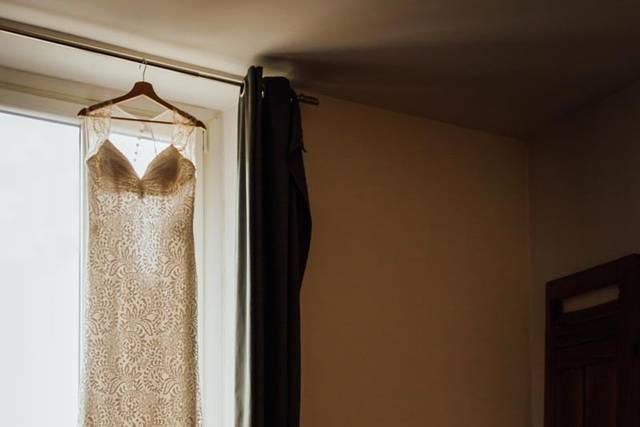La robe de mariée prend la pos