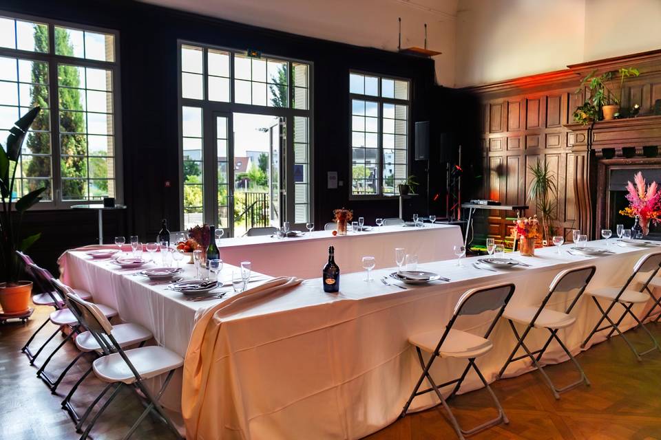 Atrium repas professionnel assis