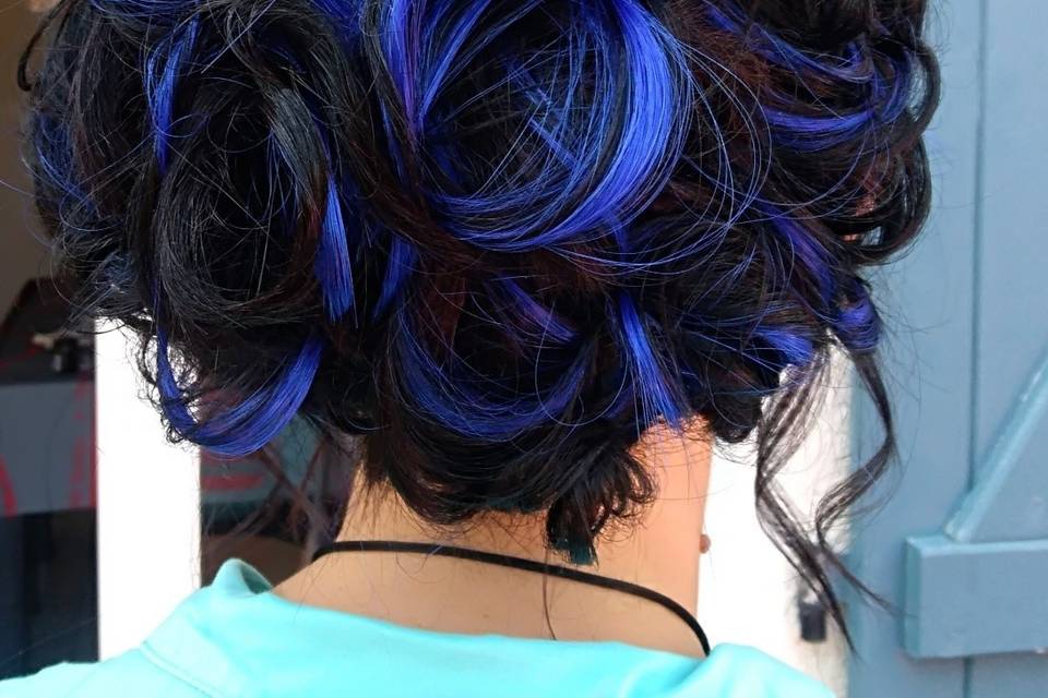 Une touche de bleu/coiffure
