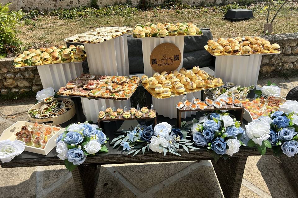 Buffet avec deco fleurie