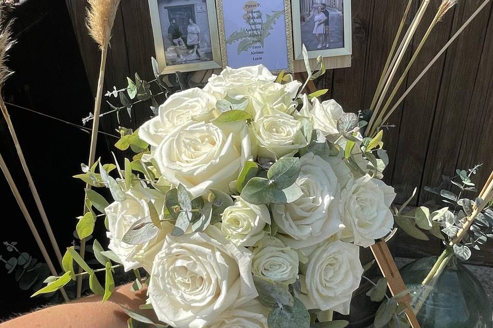 Bouquet rond blanc et lierre