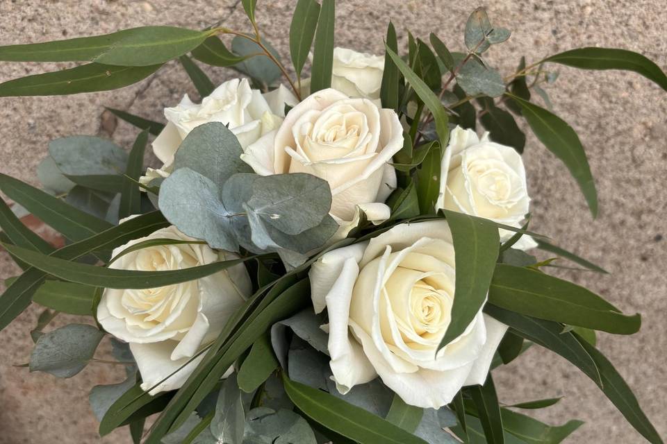 Roses blanches eucalyptus