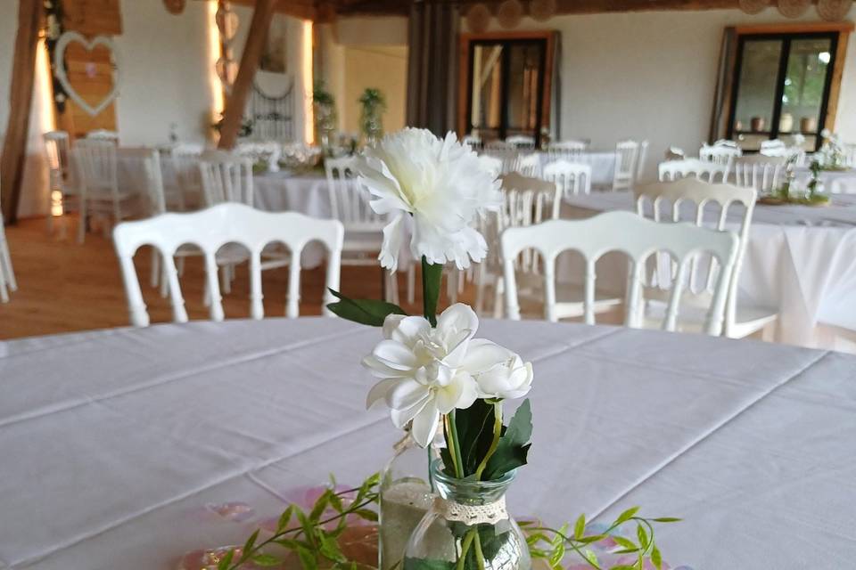Début instal. table invités