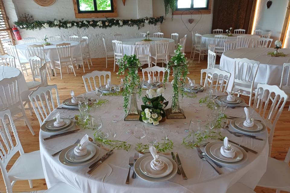 Ancien fenil. Une table mariés