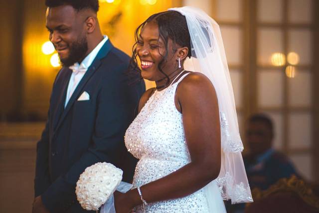 Un couple de jeunes mariés