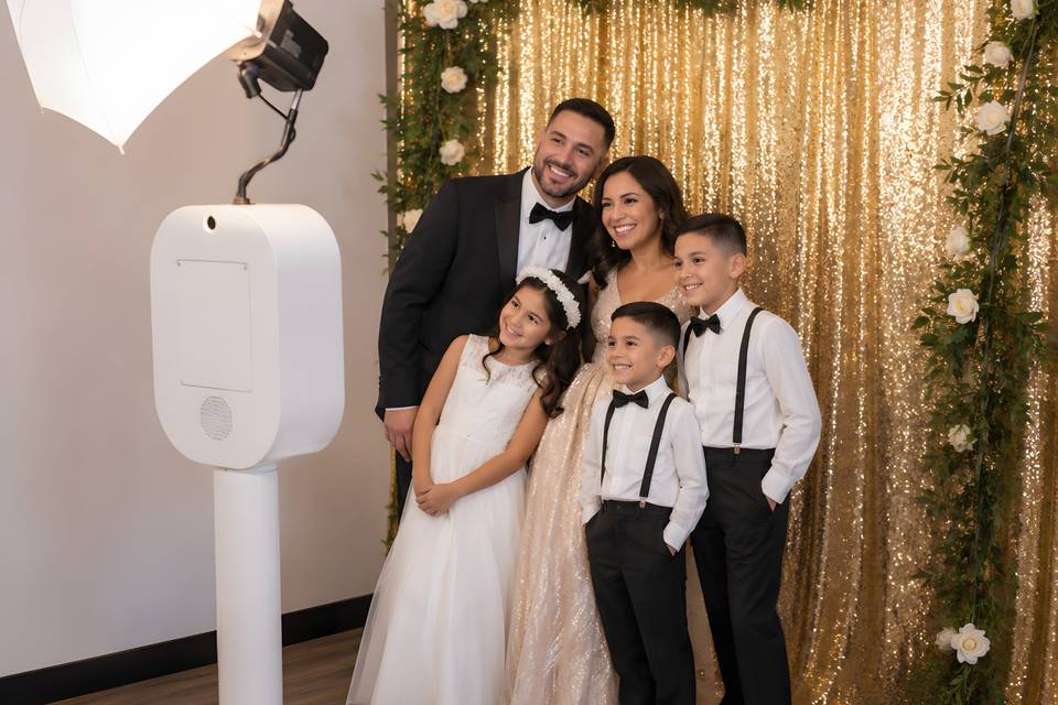 Une famille élégamment habillé