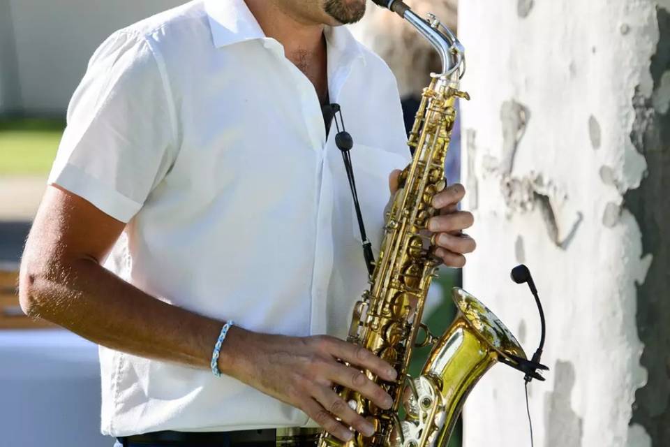 Réservez un DJ et un saxophoniste en direct