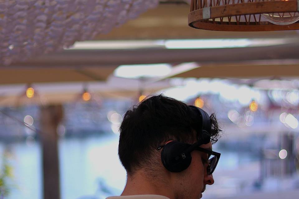 DJ