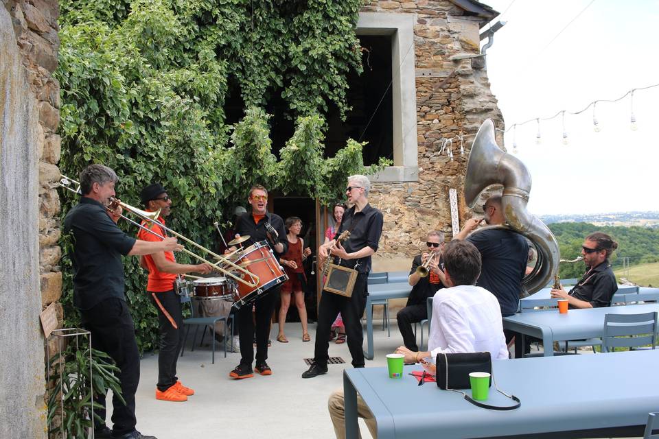 Une fanfare sur la terrasse