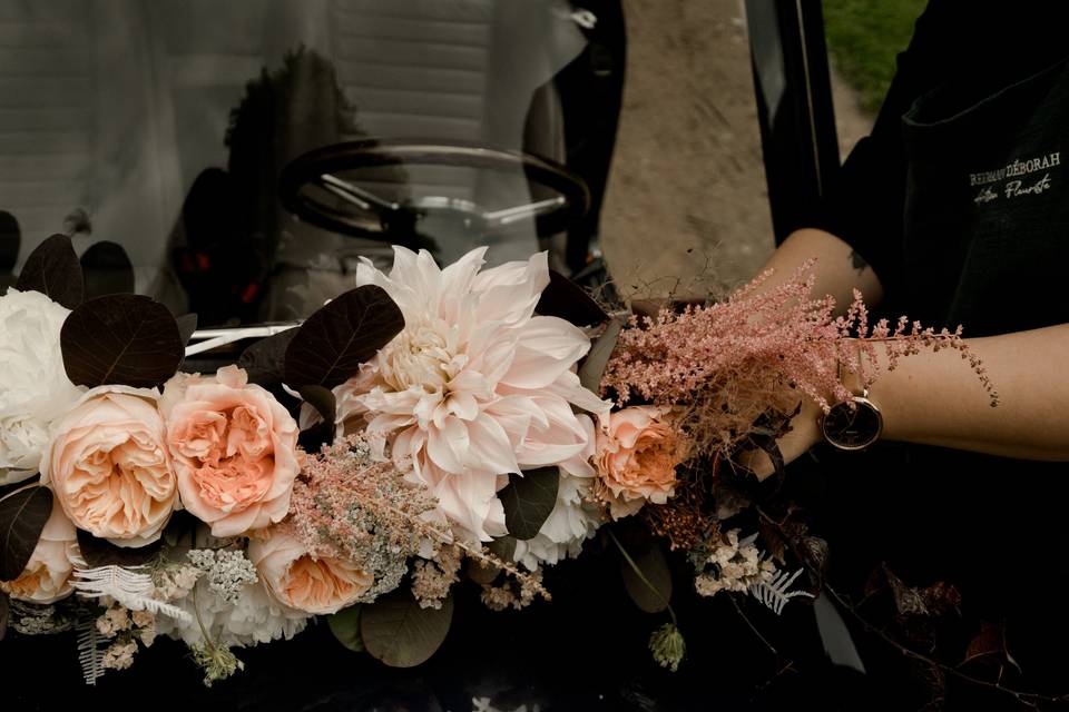 Décor floral d'une voiture