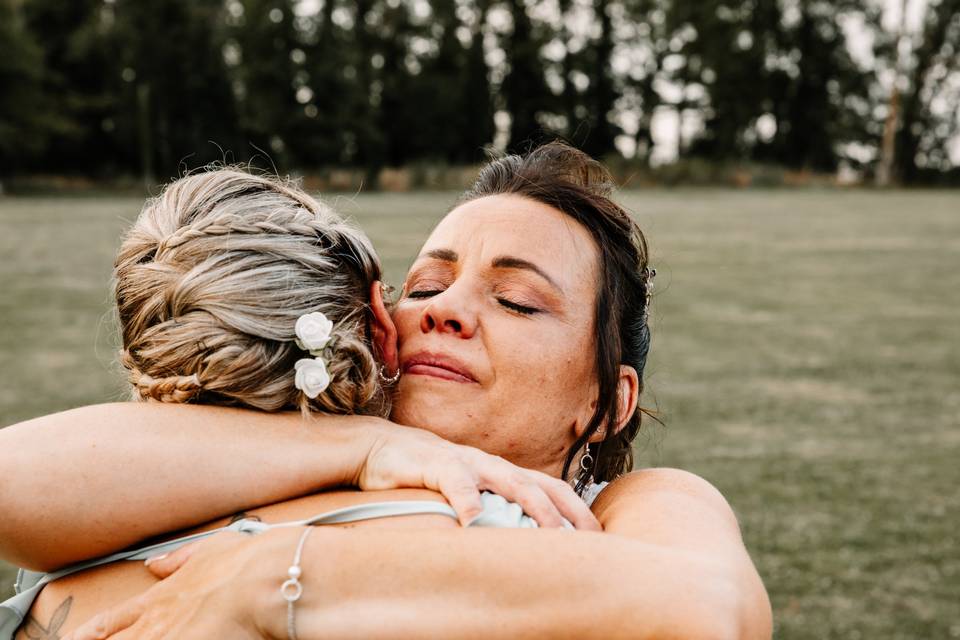 Câlin et émotion mariage