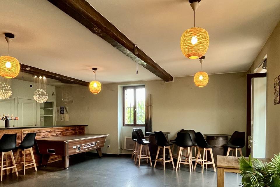 Salle avec bar