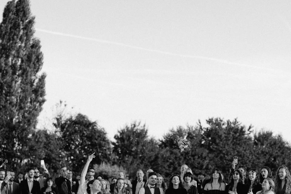 Bride bouquet toss