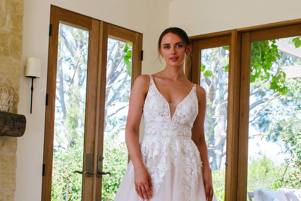 Robe de mariée et costume à Cannes • Charm'Fou Mariage