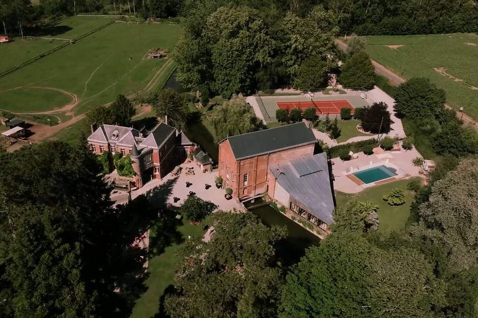 Vu sur Manoir, Moulin, Piscine