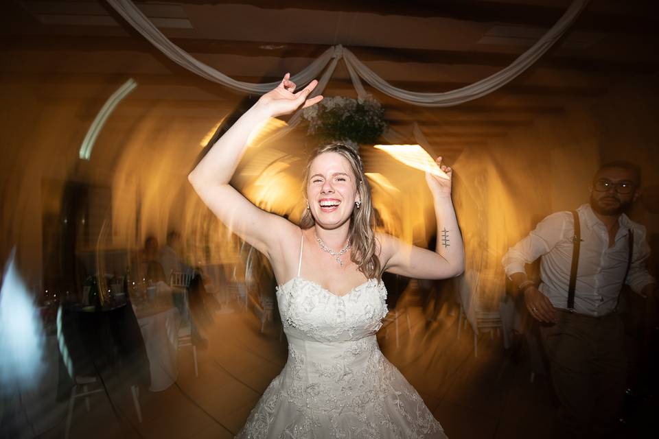 Mariée sur la piste de danse