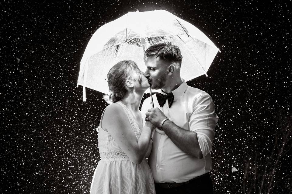 Mariés sous la pluie