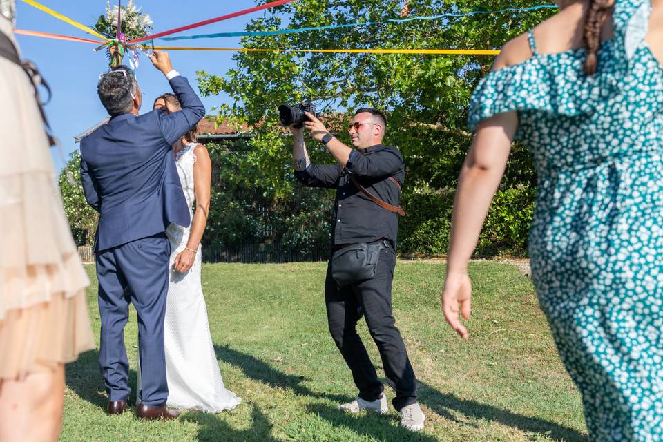 Couple marchant sous les rubans