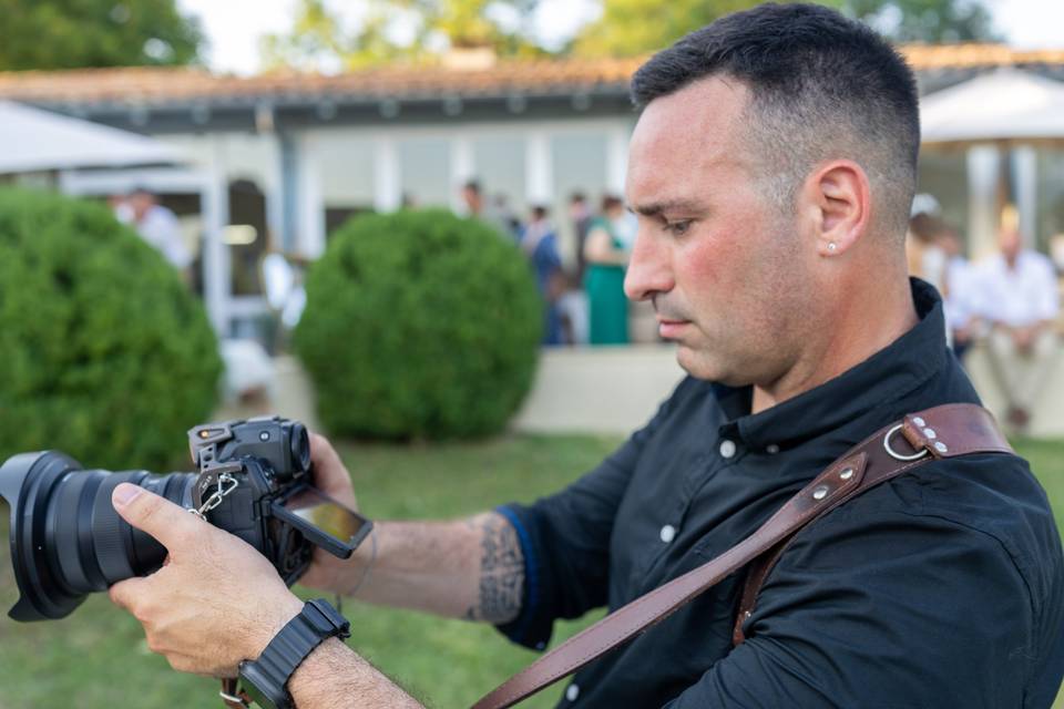 Gros plan du photographe de mariage