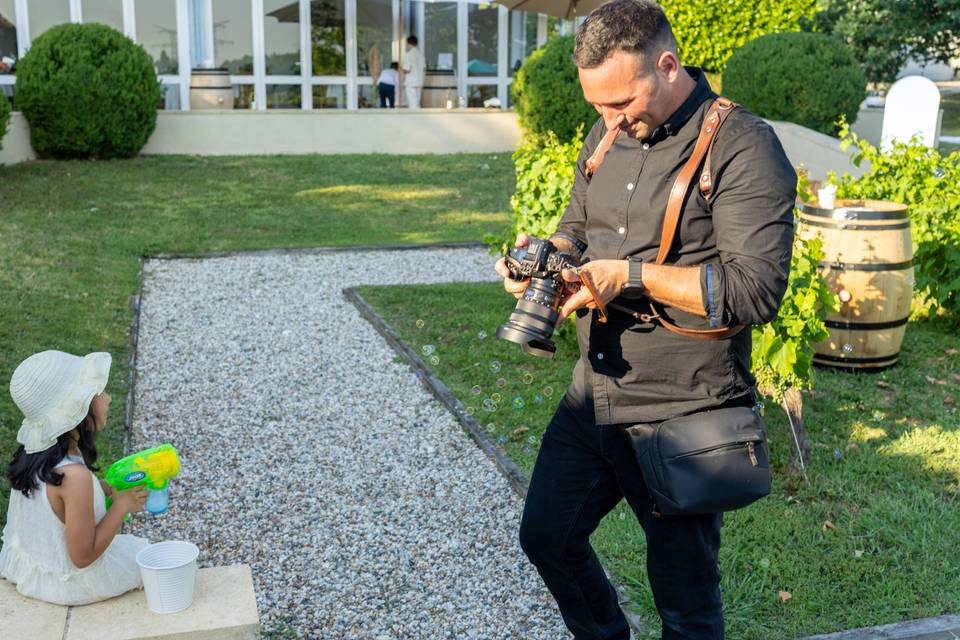 Photographe debout sur un chemin de gravier