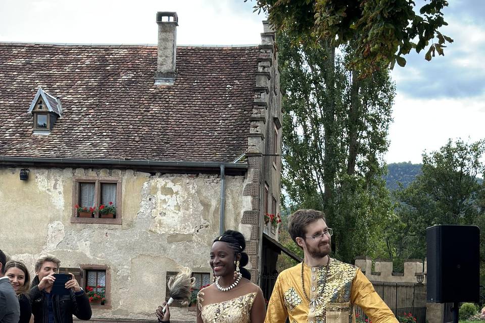 Couple en tenue traditionnelle