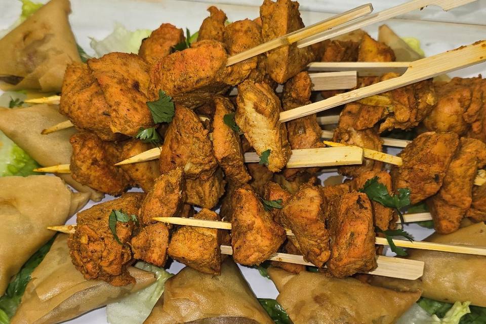 Brochettes de poulet et samosa