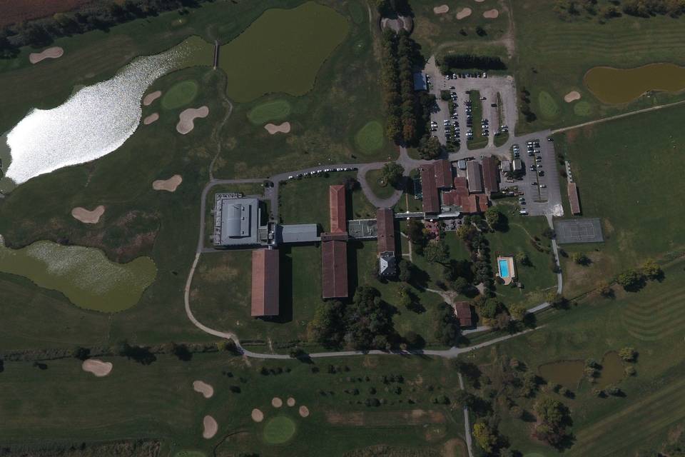 Golf et hôtel vue d'en haut