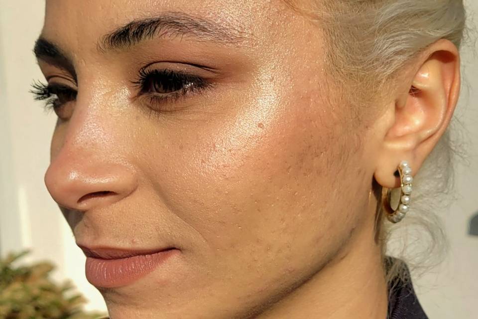 Nude glowy look