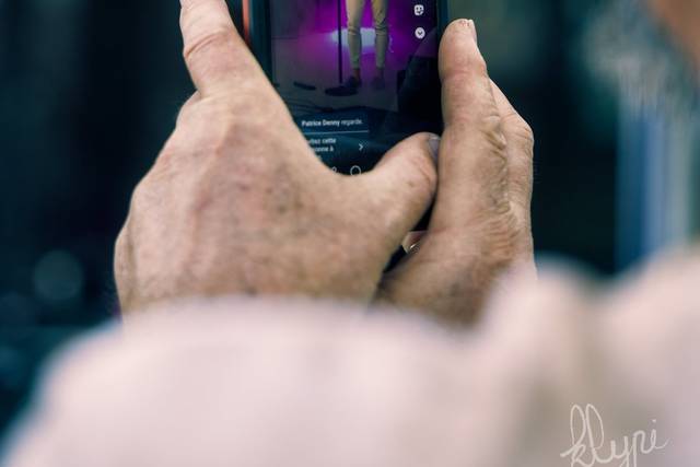 À travers le téléphone