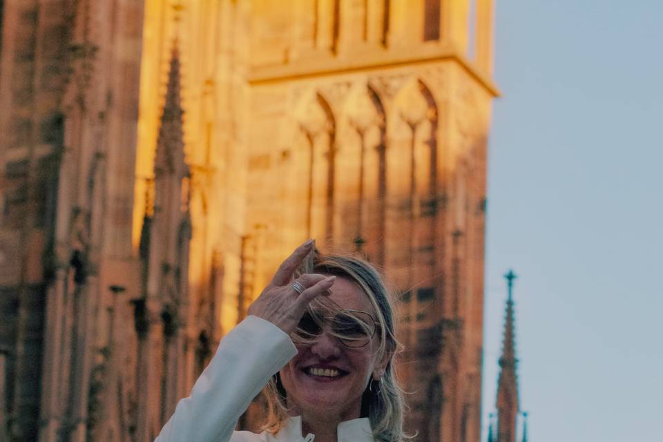 Devant une cathédrale