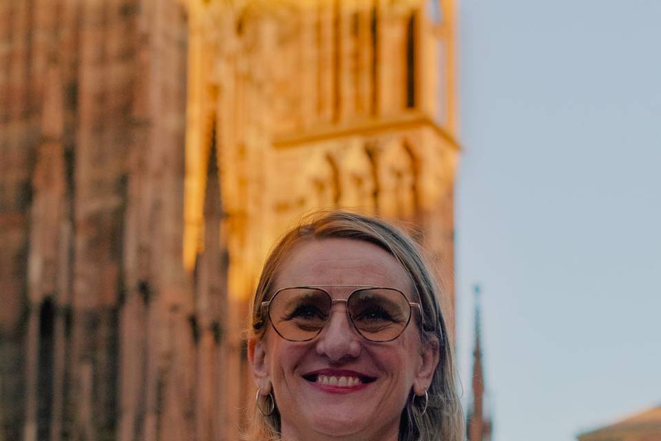 Devant une cathédrale