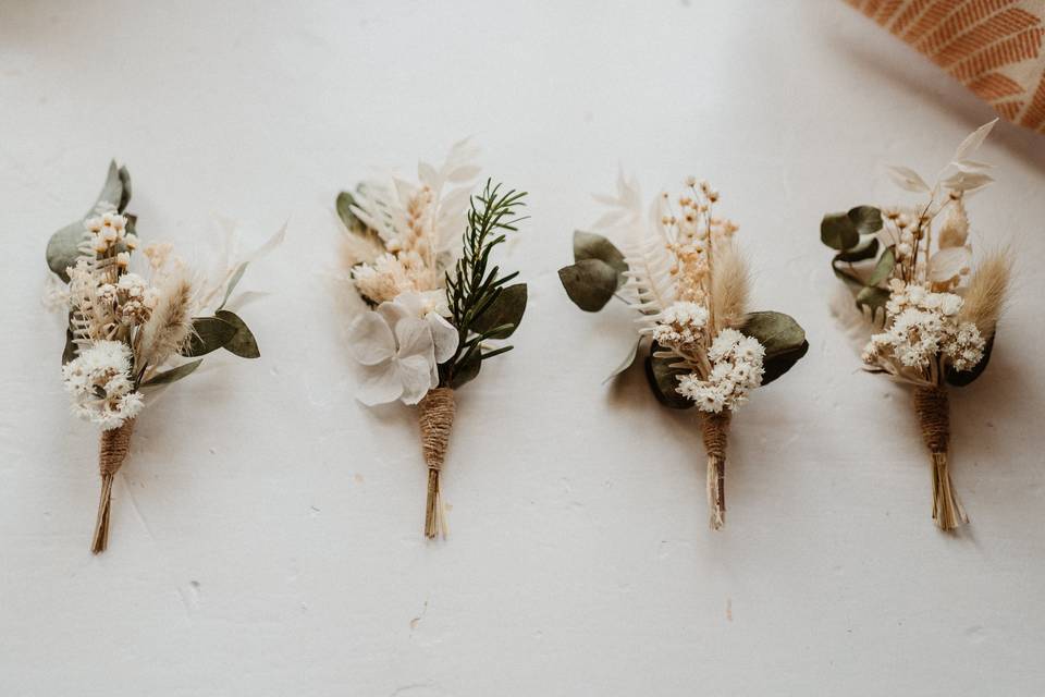 Boutonnières en fleurs séchées