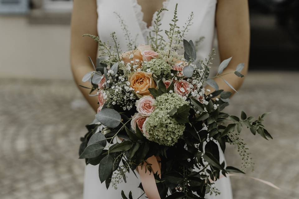 Bouquet de mariée en chute