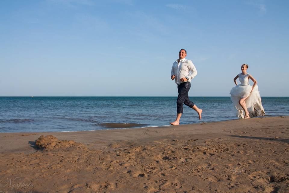 Couple à la plage fun Nyxphoto