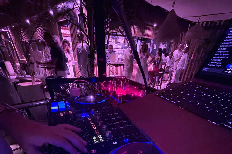DJ Mr Magnifique