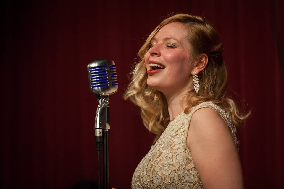 Anna Stevens Sings Swing