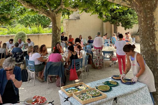 Déjeuner au patio extérieur