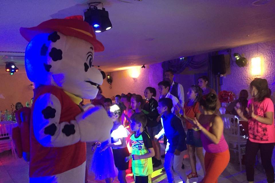 Danse avec mascotte