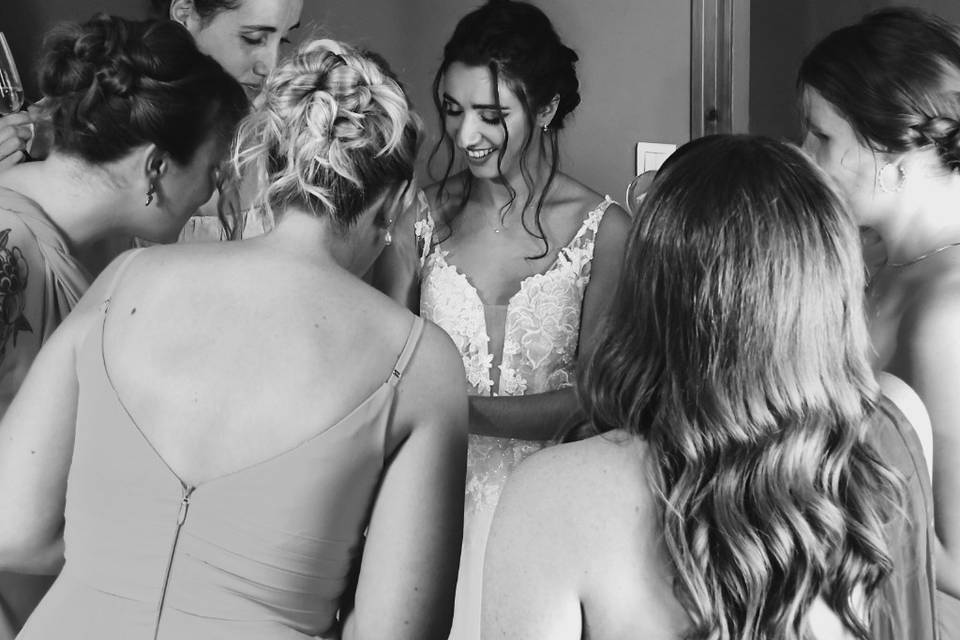 Mariée montrant un secret