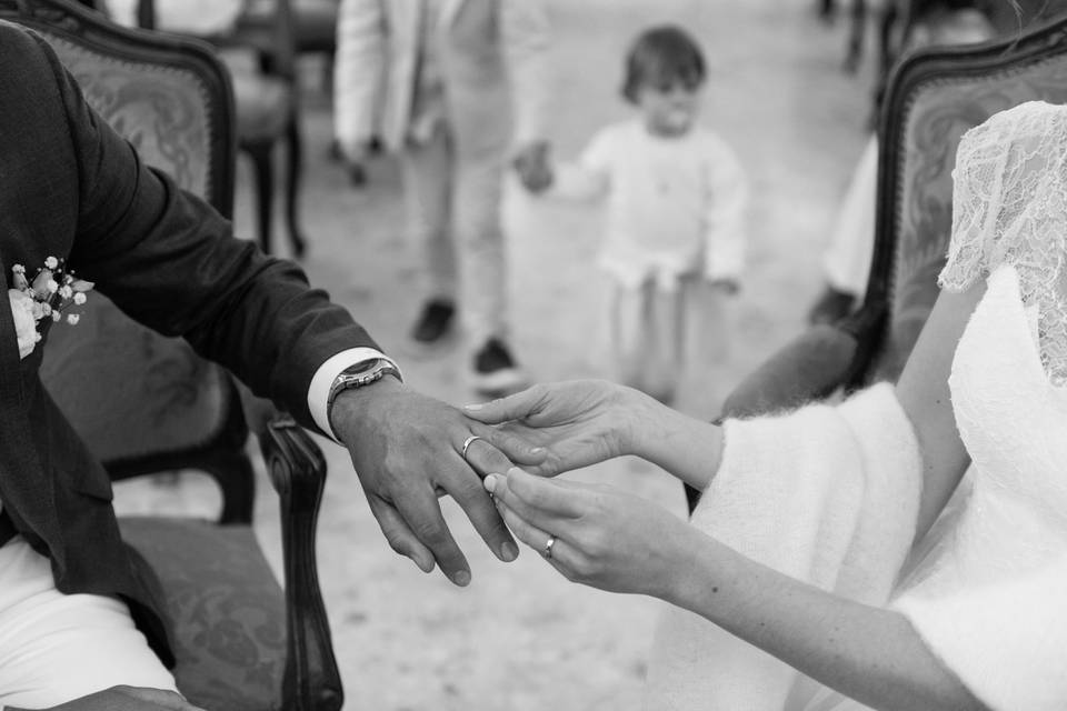 Célébration De Verchernee Du Mariage Jeune Mariée Tenant Le Cierge Magique  Photo stock - Image du gens, mariage: 123543850