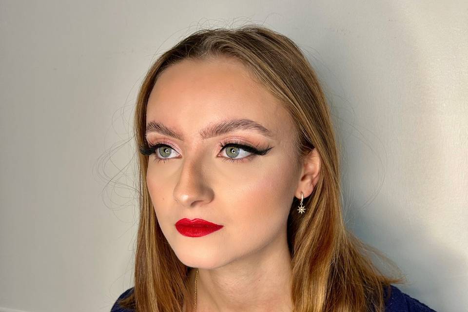 Glam makeup bouche rouge