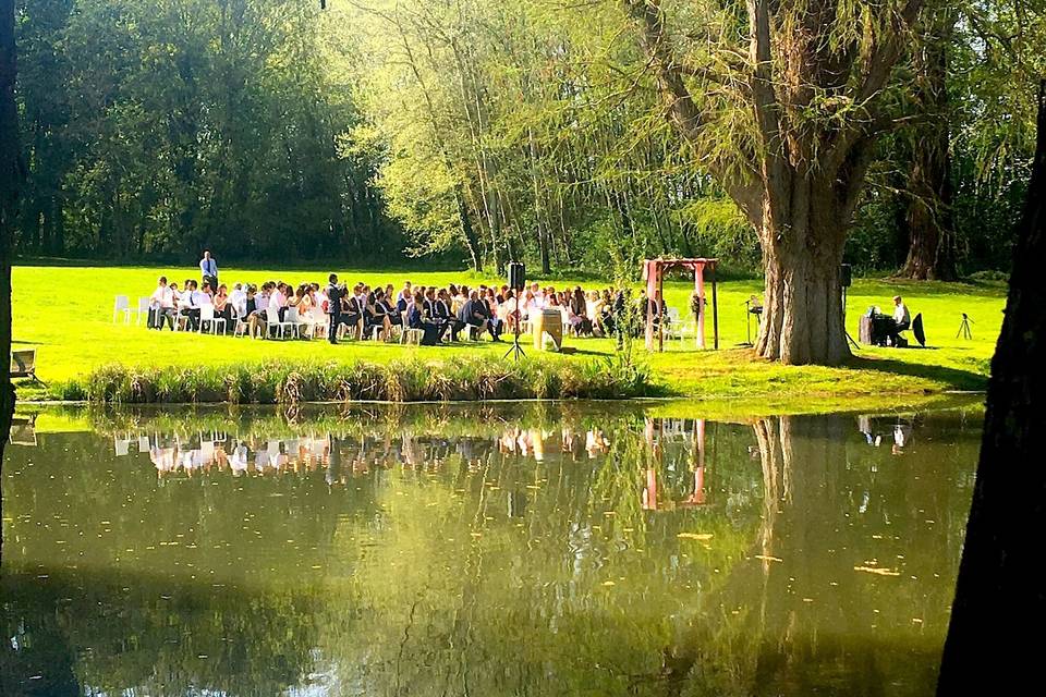 Cérémonie au bord de l'étang