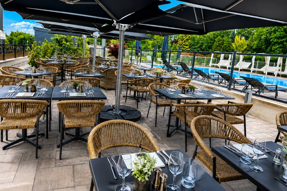 Terrasse coté piscine 60 pers