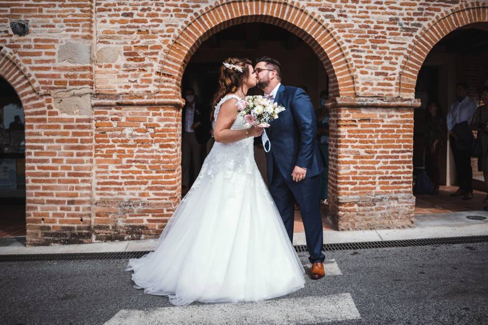 Couple à la sortie d'église